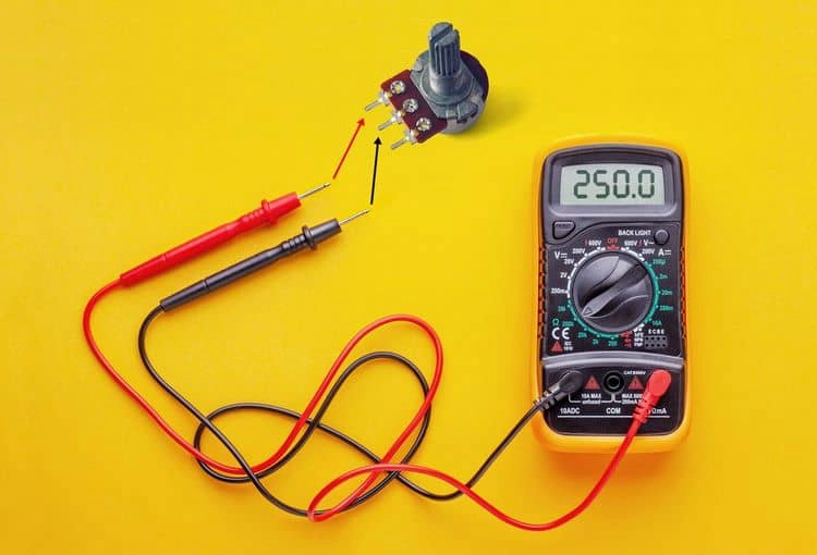 تست ولتاژ خروجی استابلایزر و تثبیت ولتاژ در پیک تابستان | سرویس و نگهداری استابلایزر برق