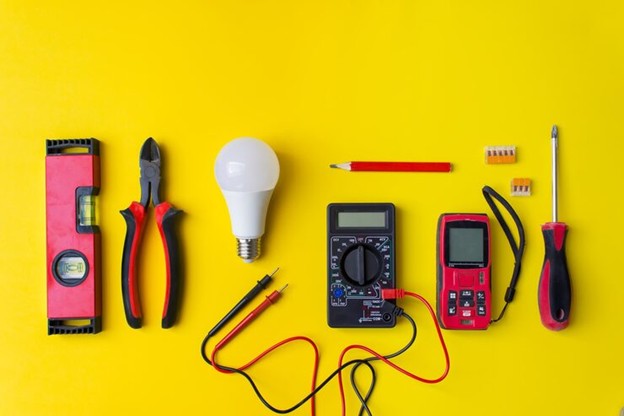 تجهیزات ضروری برقکاران | بررسی تستر ولتاژ، مولتیمتر و ابزار ایمنی