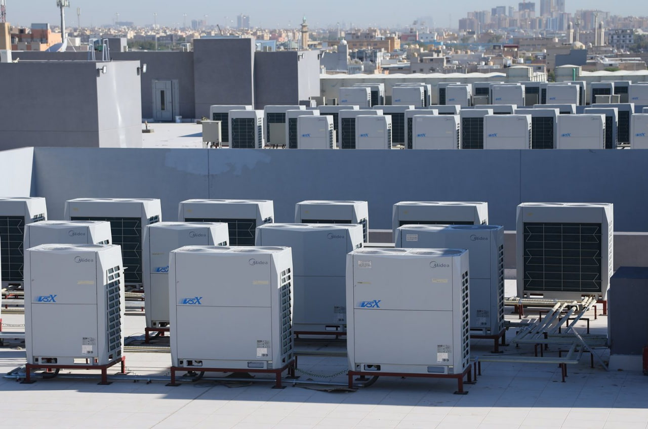 سیستم VRF نصبشده روی پشتبام یک ساختمان اداری با یونیتهای بیرونی و لولهکشی مبرد